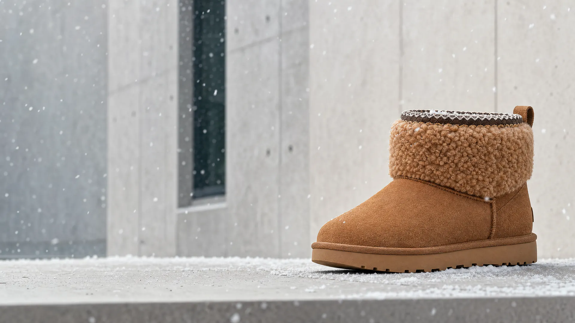 Модель Classic Ultra Mini Maxi Curly Chestnut в снежной городской сцене